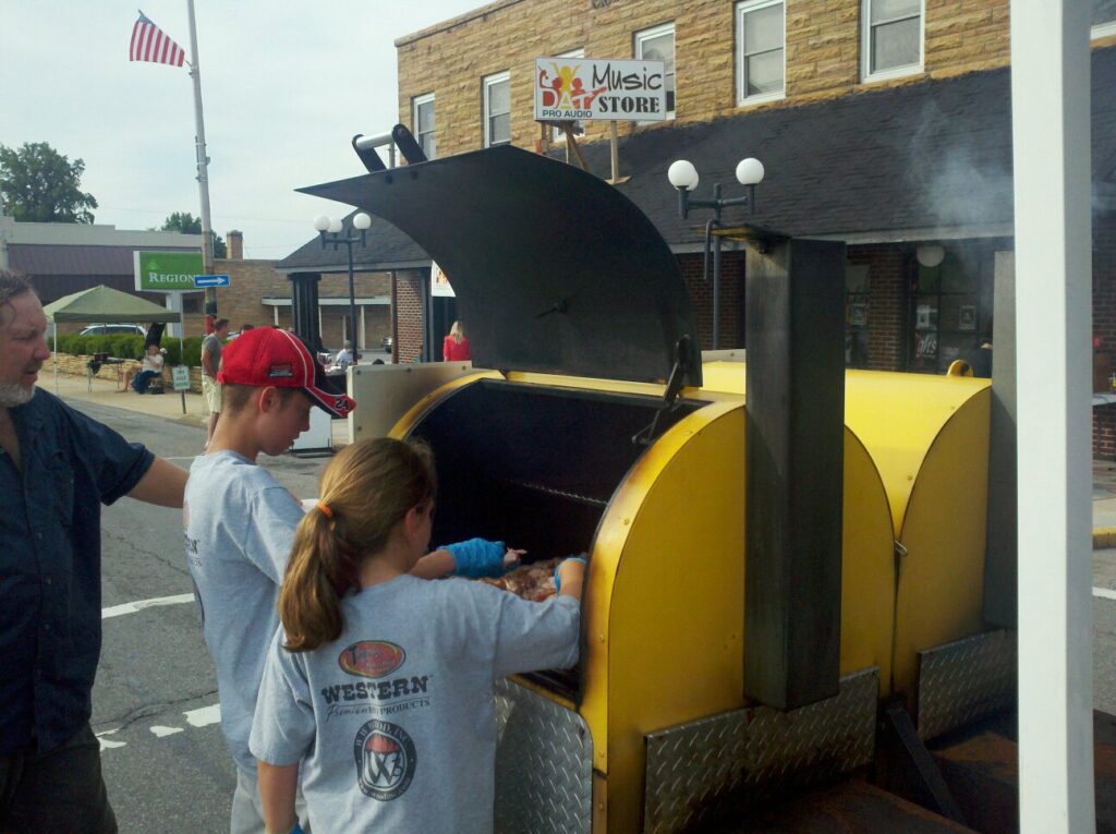 Jr Grillers pulling meat for competition